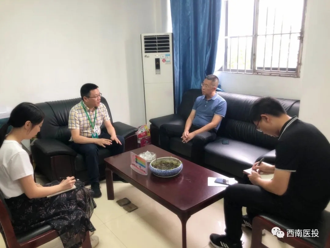 中國(guó)(四川)自由貿(mào)易試驗(yàn)區(qū)川南臨港片區(qū)財(cái)政局局長(zhǎng)王勇一行蒞臨市醫(yī)藥公司調(diào)研指導(dǎo)